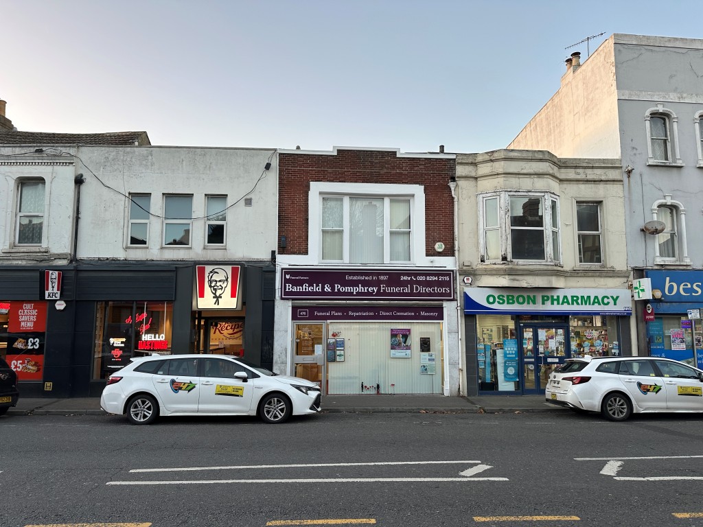 Lot: 88 - THREE STOREY COMMERCIAL UNIT FOR INVESTMENT - Three Storey Commercial Unit